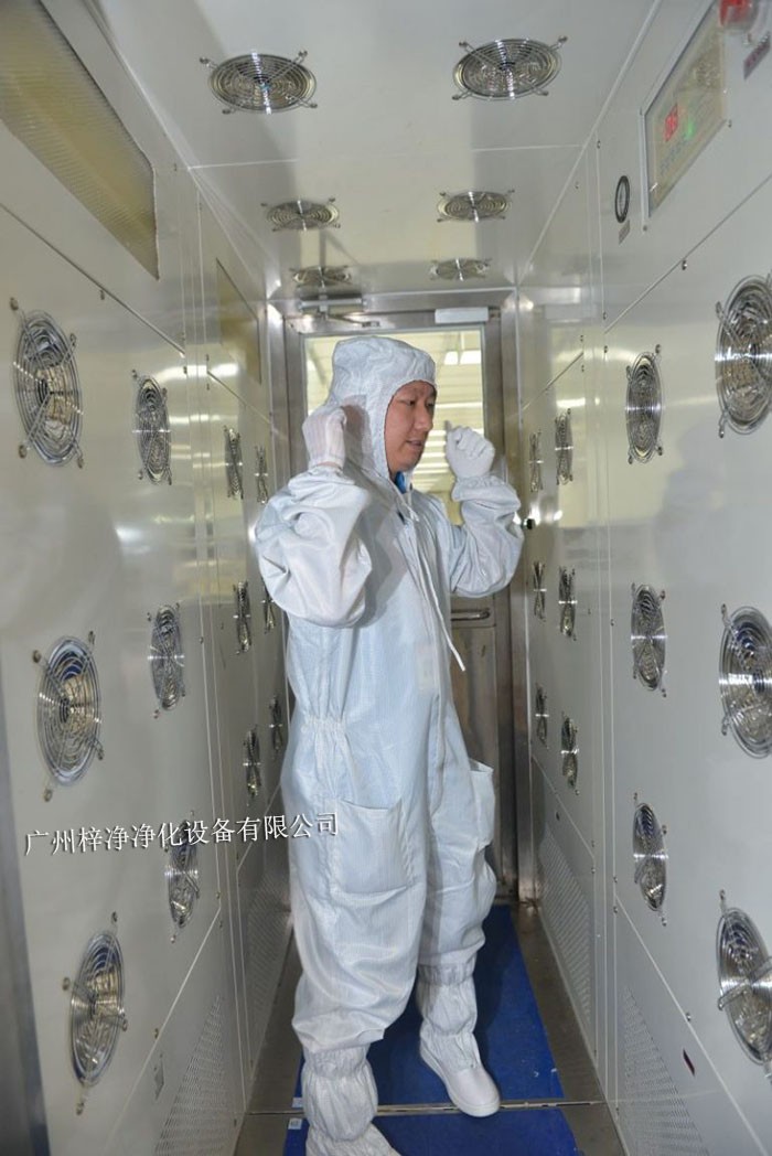 在風淋室內站立，保持身體不動，讓高速氣流從正面吹拂全身。