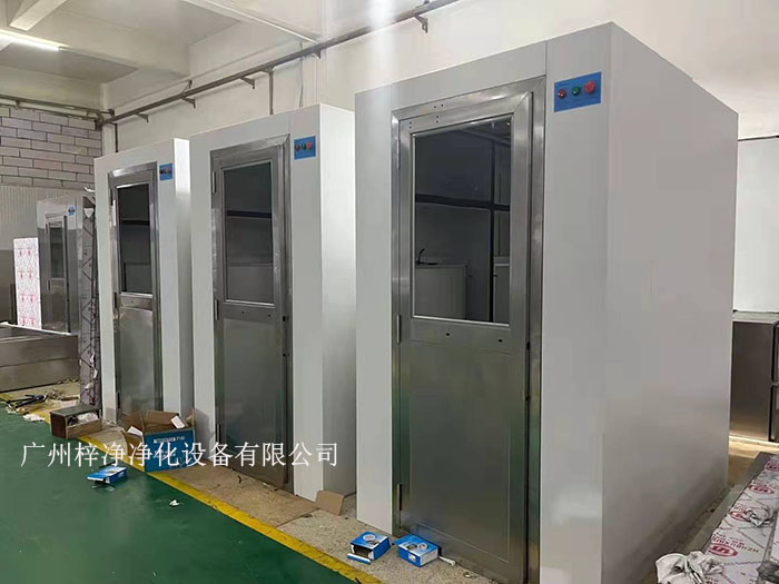 風淋室是一種用于去除或減少人員進入潔凈區前身上的塵埃和微粒的設備。