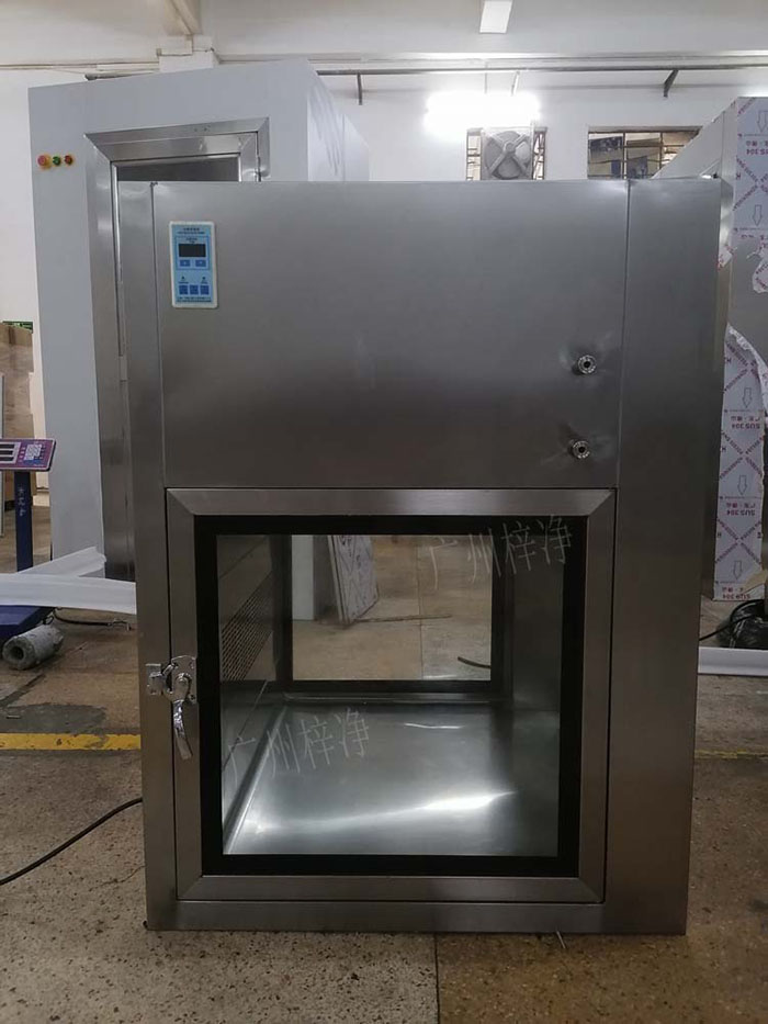 傳遞窗通常包括冷軋鋼板噴塑制作或優(yōu)質(zhì)不銹鋼制作、透明玻璃，紫外線殺菌燈、照明和局部高效過(guò)濾器等。