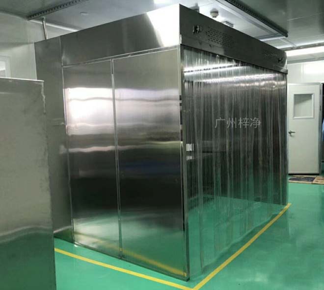 負(fù)壓稱量罩內(nèi)空氣經(jīng)初效過濾器、由離心風(fēng)機壓入靜壓箱，在經(jīng)高效過濾器后從氣流擴(kuò)散送風(fēng)單元出風(fēng)面吹出，潔凈空氣以均勻的斷面風(fēng)速流經(jīng)工作區(qū)，從而形成高潔凈的工作環(huán)境。