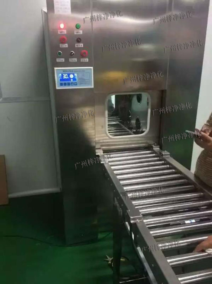 輸送線風(fēng)淋傳遞窗與輸送線貨淋室是潔凈室中用于物品傳遞和空氣凈化的關(guān)鍵設(shè)備。