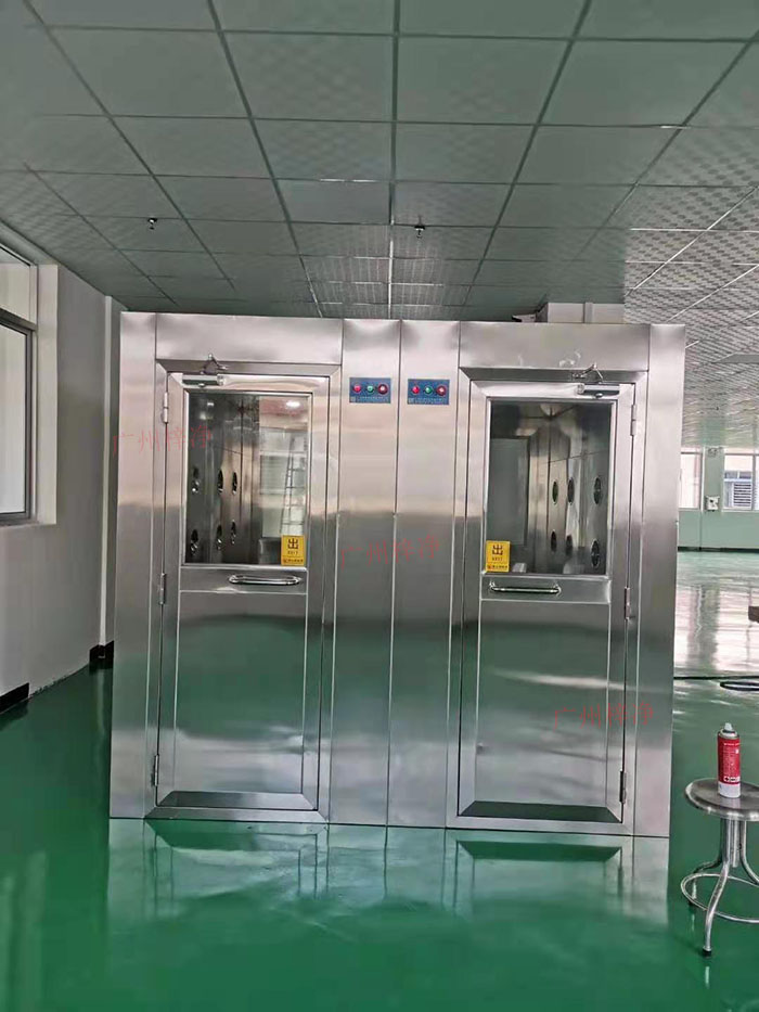 風(fēng)淋室主要功能是確保工作人員在進(jìn)入潔凈區(qū)前，通過(guò)吹淋去除身上的塵埃和微粒。