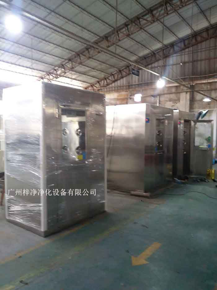 風(fēng)淋室和貨淋室是兩種常見的空氣凈化設(shè)備