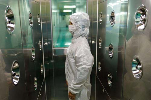 風(fēng)淋室和貨淋室吹淋過程產(chǎn)生的灰塵通過三重機(jī)制實現(xiàn)定向處理。