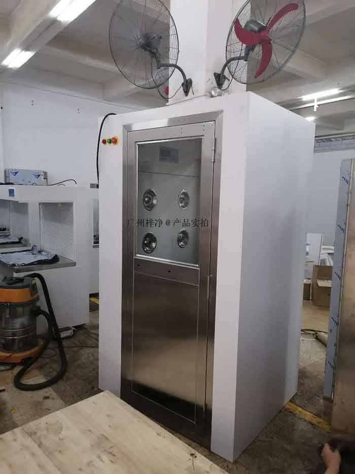 風淋室通過高速氣流的沖擊，使進入潔凈室的人員快速通過一個密封的空間