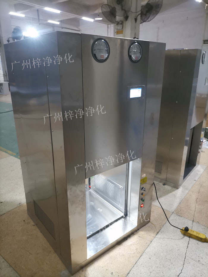 機器人機械臂傳遞窗是通過高精度的傳感器，實現機器人與傳遞窗的精準對接。