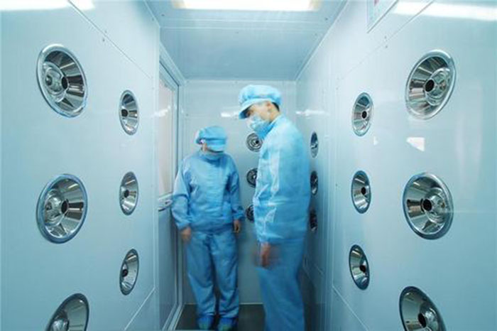 進入風淋室前，應佩戴專用鞋套和帽子，鞋套應與地面接觸面完全覆蓋，帽子則應能覆蓋頭發，防止頭發飛揚。